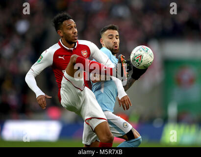 Pierre-Emerick Aubageyang dell'Arsenal (a sinistra) e Nicolas Otamendi di Manchester City (a destra) durante la finale della Carabao Cup al Wembley Stadium, Londra. PREMERE ASSOCIAZIONE foto. Data immagine: Domenica 25 febbraio 2018. Guarda la storia della PA DI CALCIO finale. Il credito fotografico dovrebbe essere: Nick Potts/PA Wire. RESTRIZIONI: Nessun utilizzo con audio, video, dati, elenchi di apparecchi, logo di club/campionato o servizi "live" non autorizzati. L'uso in-match online è limitato a 75 immagini, senza emulazione video. Nessun utilizzo nelle scommesse, nei giochi o nelle pubblicazioni di singoli club/campionati/giocatori. Foto Stock