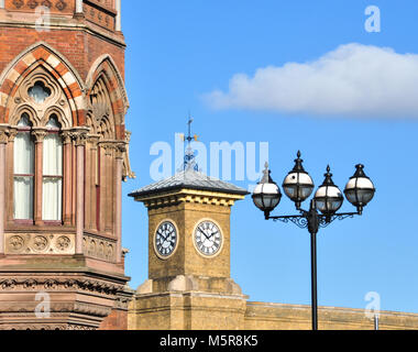 Dalla stazione ferroviaria di King's Cross torre dell orologio dal piazzale della stazione di St Pancras, Euston Road, Londra, Inghilterra, Regno Unito Foto Stock