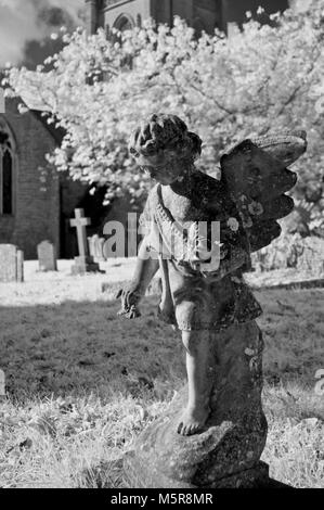 Immagine a infrarossi di un cherubino di pietra nel sagrato della chiesa di Santa Maria Vergine Chiesa, Huish Episcopi, vicino Langport in Somerset, Inghilterra Foto Stock