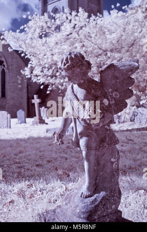 Immagine a infrarossi di un cherubino di pietra nel sagrato della chiesa di Santa Maria Vergine Chiesa, Huish Episcopi, vicino Langport in Somerset, Inghilterra Foto Stock