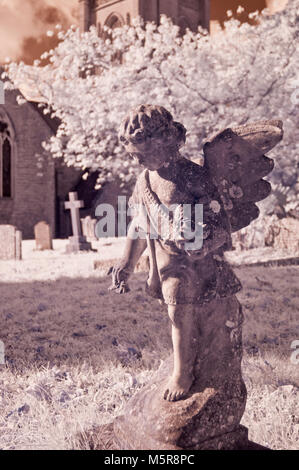 Immagine a infrarossi di un cherubino di pietra nel sagrato della chiesa di Santa Maria Vergine Chiesa, Huish Episcopi, vicino Langport in Somerset, Inghilterra Foto Stock