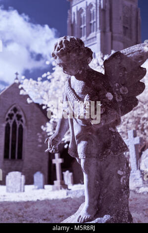 Immagine a infrarossi di un cherubino di pietra nel sagrato della chiesa di Santa Maria Vergine Chiesa, Huish Episcopi, vicino Langport in Somerset, Inghilterra Foto Stock