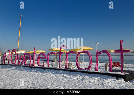 Viola stick arte per hper Waterfront Park con giallo ombrelloni e sedie di muskoka sul lago Ontario Toronto con la neve in inverno Foto Stock