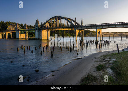 Siuslaw River Bridge a Firenze Oregon ci porta 101 attraverso il Fiume Siuslaw Foto Stock