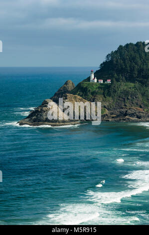 Heceta Head Lighthouse è stato costruito nel 1892 - 1893 e inaugurato nel mese di agosto del 1893. Il faro stesso è 56 metri di altezza e la luce è il più forte sulla costa dell'Oregon. Foto Stock