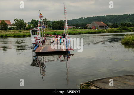 Ottenere sulla vostra bici e scoprire la pittoresca parte settentrionale del fiume Main loop! La gita vi porterà da Volkach su un bel giro. Foto Stock