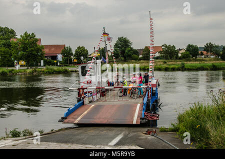 Ottenere sulla vostra bici e scoprire la pittoresca parte settentrionale del fiume Main loop! La gita vi porterà da Volkach su un bel giro. Foto Stock