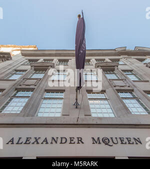 Alexander McQueen designer negozio di abbigliamento in Bond Street Foto Stock