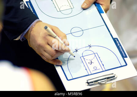 Coach di pallacanestro di scrivere le tattiche in plastica scheda di coaching Foto Stock