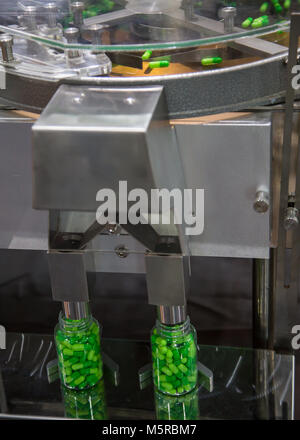 Capsula pillole farmaceutiche il conteggio e la macchina di riempimento Foto Stock