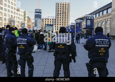 Mannheim, Germania. Il 25 febbraio, 2018. Funzionario di polizia guarda la protesta curda. Turchi e curdi manifestanti di fronte gli uni degli altri in occasione delle proteste nel centro della città di Mannheim. Il bagno turco manifestanti hanno sostenuto l'attacco da parte dell'esercito turco sulla città siriana di Afrin, il quale è controllato dal popolare curda Unità di Protezione (YPG). Il contatore curda manifestanti hanno chiesto lo stato turco i terroristi per l'attacco. Credito: Michael Debets/Pacific Press/Alamy Live News Foto Stock