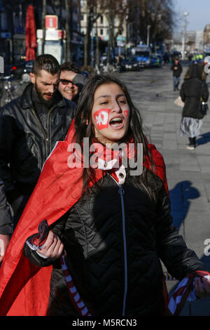 Mannheim, Germania. Il 25 febbraio, 2018. Una femmina manifestante turco indossando una bandiera turca sulle spalle e avente una bandiera turca come face painting, grida slogan verso i manifestanti curdi. Turchi e curdi manifestanti di fronte gli uni degli altri in occasione delle proteste nel centro della città di Mannheim. Il bagno turco manifestanti hanno sostenuto l'attacco da parte dell'esercito turco sulla città siriana di Afrin, il quale è controllato dal popolare curda Unità di Protezione (YPG). Il contatore curda manifestanti hanno chiesto lo stato turco i terroristi per l'attacco. Credito: Michael Debets/Pacific Press/Alamy Live News Foto Stock