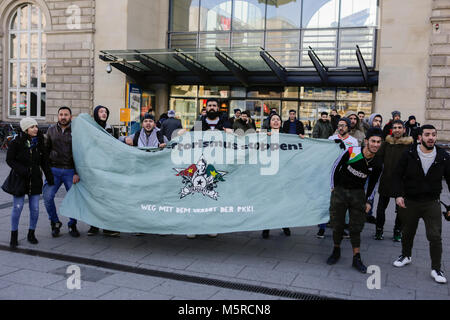 Mannheim, Germania. Il 25 febbraio, 2018. Manifestanti curdi portano un banner che legge 'Stop il terrorismo di stato - discesa del PKK divieto". Turchi e curdi manifestanti di fronte gli uni degli altri in occasione delle proteste nel centro della città di Mannheim. Il bagno turco manifestanti hanno sostenuto l'attacco da parte dell'esercito turco sulla città siriana di Afrin, il quale è controllato dal popolare curda Unità di Protezione (YPG). Il contatore curda manifestanti hanno chiesto lo stato turco i terroristi per l'attacco. Credito: Michael Debets/Pacific Press/Alamy Live News Foto Stock