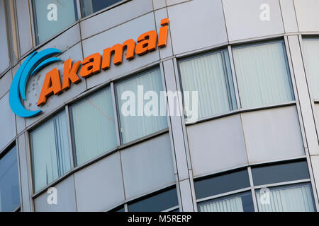 Un logo segno al di fuori della sede di Akamai Technologies, Inc. di Cambridge, Massachusetts il 21 febbraio 2018. Foto Stock