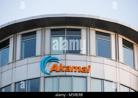 Un logo segno al di fuori della sede di Akamai Technologies, Inc. di Cambridge, Massachusetts il 21 febbraio 2018. Foto Stock