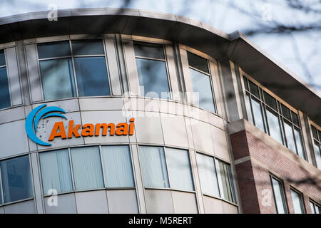 Un logo segno al di fuori della sede di Akamai Technologies, Inc. di Cambridge, Massachusetts il 21 febbraio 2018. Foto Stock