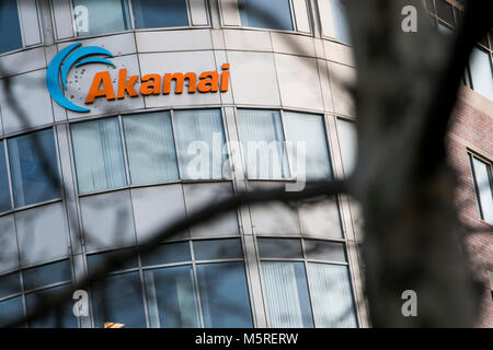 Un logo segno al di fuori della sede di Akamai Technologies, Inc. di Cambridge, Massachusetts il 21 febbraio 2018. Foto Stock