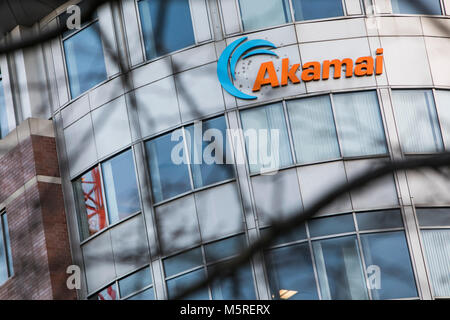 Un logo segno al di fuori della sede di Akamai Technologies, Inc. di Cambridge, Massachusetts il 21 febbraio 2018. Foto Stock