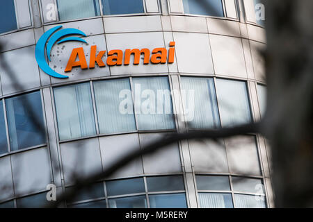 Un logo segno al di fuori della sede di Akamai Technologies, Inc. di Cambridge, Massachusetts il 21 febbraio 2018. Foto Stock