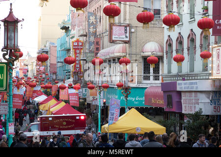 San Francisco, California. Il 24 febbraio, 2018. Migliaia di turisti si riuniscono su Grant Avenue per il San Francisco Nuovo Anno Cinese Festival e par Foto Stock