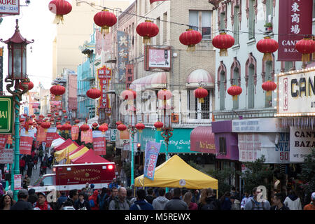 San Francisco, California. Il 24 febbraio, 2018. Migliaia di turisti si riuniscono su Grant Avenue per il San Francisco Nuovo Anno Cinese Festival e par Foto Stock