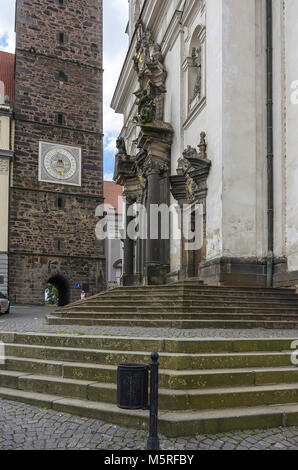 Klatovy, Repubblica ceca - La Chiesa Gesuita e la Torre Nera. Foto Stock