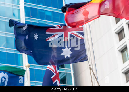 Bandiera australiana in volo da un palo a Brisbane Foto Stock