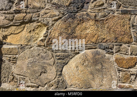 Storico muro di pietra presso la chiesa della Natività di Maria in Klatovy, Repubblica Ceca, ben si adatta come una struttura di sfondo. Foto Stock
