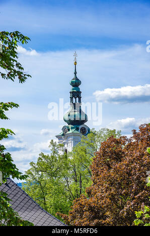 Klatovy, Repubblica Ceca - Torre Bianca, la torre campanaria del Archdean chiesa parrocchiale della natività della Vergine Maria. Foto Stock