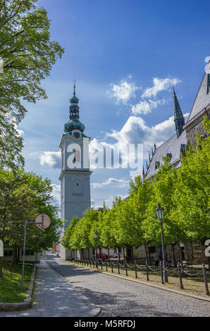 Klatovy, Repubblica Ceca - Torre Bianca, la torre campanaria del Archdean chiesa parrocchiale della natività della Vergine Maria. Foto Stock
