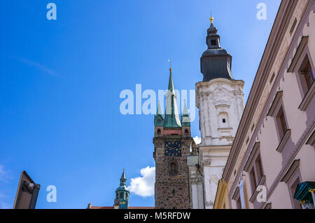 Klatovy, Repubblica Ceca - i campanili e le guglie e le torrette del vecchio municipio, Torre Nera e la Chiesa dei Gesuiti. Foto Stock