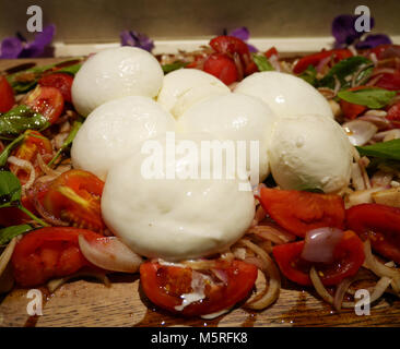 Intero fresco formaggio mozzarella e insalata di pomodoro Foto Stock