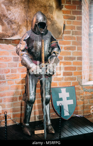 Kamyenyets, regione di Brest, Bielorussia. Full Armor militare di cavaliere guerrieri del Granducato di Lituania nel XIV secolo in museo all'interno della torre di Kamyen Foto Stock