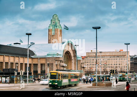 Helsinki, Finlandia. Il traffico nei pressi di Helsinki la stazione ferroviaria centrale è punto di riferimento in Kluuvi e il punto focale del trasporto pubblico in una maggiore area di Helsinki. Foto Stock