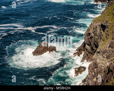 Bray testa e l'Oceano Atlantico sull' isola Valentia in Irlanda Foto Stock