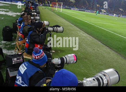 KHARKIV, Ucraina - 21 febbraio 2018: Sport fotografi al lavoro durante la UEFA Champions League round di gioco 16 Shakhtar v Roma a OSK Metalist stadiu Foto Stock