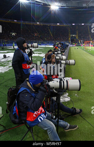 KHARKIV, Ucraina - 21 febbraio 2018: Sport fotografi al lavoro durante la UEFA Champions League round di gioco 16 Shakhtar v Roma a OSK Metalist stadiu Foto Stock