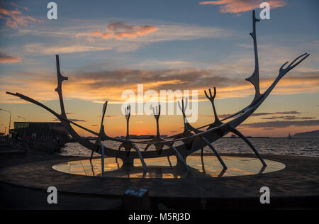 Reyklavik, Islanda - 28 Luglio 2017: Moderna Scultura di metallo che assomiglia a una lunga Viking Ship, Sun Voyager nel porto di Reykjavik, Islanda Foto Stock