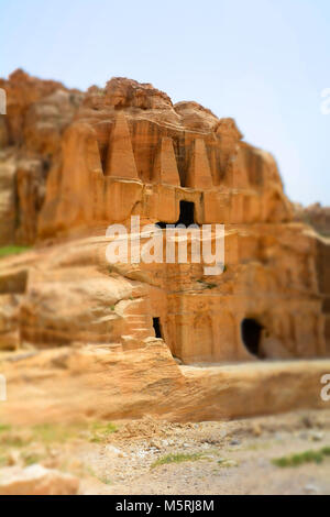 Giallo Obelisco Tomba di Bab el-siq Triclinio Siq esterno Canyon di escursionismo a ingresso in Petra Giordania Petra Giordania. Di fronte all ingresso di Petra. Foto Stock