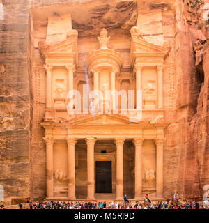PETRA, GIORDANIA - Aprile 25, 2016: persone vicino al-Khazneh tempio (Tesoro) nell antica Petra. Rock-cut town Petra fu fondata circa 312 BC come Foto Stock