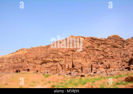 PETRA, GIORDANIA - Aprile 25, 2016: insediamenti rupestri in città rosa di Petra, Giordania. La città di Petra è stata persa per oltre mille anni. Ora uno dei Sette Foto Stock