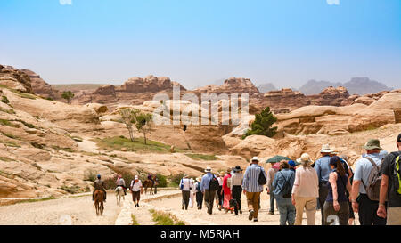 PETRA, GIORDANIA - Aprile 25, 2016: Turisti in visita a Petra in Giordania durante la vacanza di primavera. Petra, Giordania - 25 Aprile 2016 Foto Stock