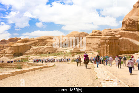 PETRA, GIORDANIA - Aprile 25, 2016: Turisti in visita a Petra in Giordania durante la vacanza di primavera. Petra, Giordania - 25 Aprile 2016 Foto Stock