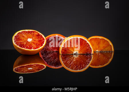 Sangue fresco arancione sul tracciato di ritaglio sfondo nero Foto Stock