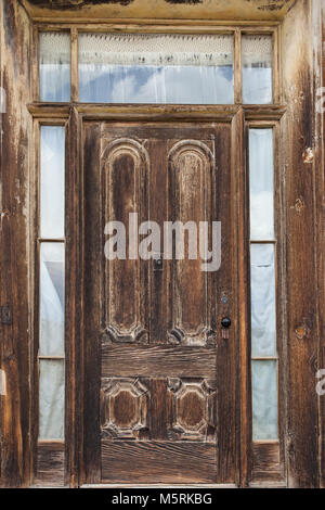 Vecchia porta di legno nella città fantasma di Bodie, California Foto Stock