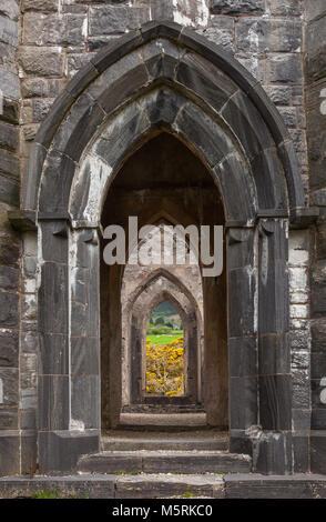 Archi in rovine della vecchia chiesa Dunlewey nella Contea di Donegal, Irlanda Foto Stock