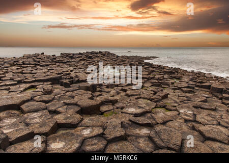 Secondo la leggenda il basalto ad incastro le colonne sono i resti di una strada rialzata costruita dal leggendario gigante Finn MacCool Foto Stock