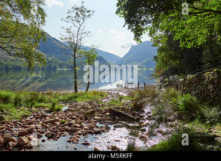 Viste Fleetwith Pike e Honister dalla riva del lago Buttermere nel Lake District inglese su una giornata d'estate, UK. Foto Stock