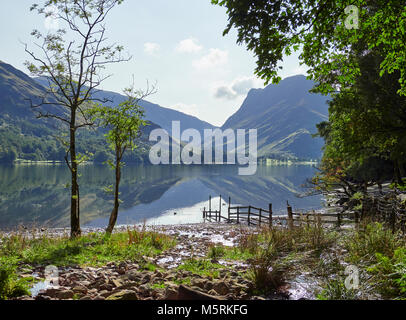 Viste Fleetwith Pike e Honister dalla riva del lago Buttermere nel Lake District inglese su una giornata d'estate, UK. Foto Stock