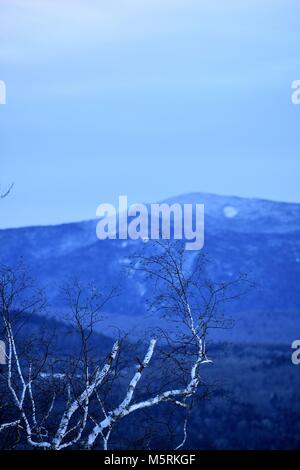 Tramonto monocromatica su montagne distanti in Lake Placid, NY, nel cuore degli Adirondacks in midwinter. Foto Stock